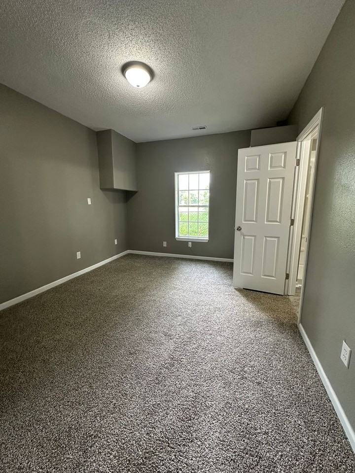 1818 N Weller Ave - Photo 5 of 11