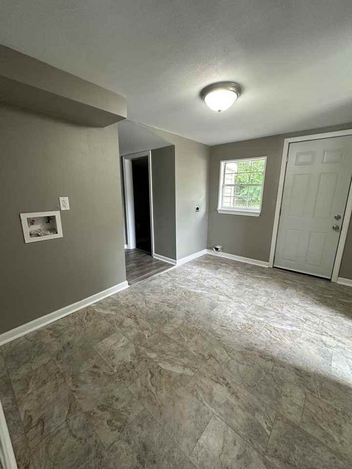 1818 N Weller Ave - Photo 7 of 11