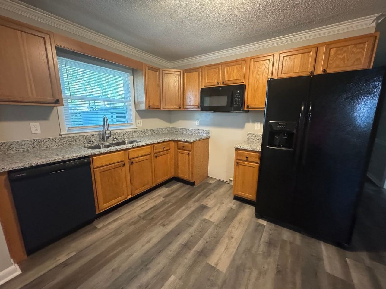 2720 Ellen St - Photo 4 of 10