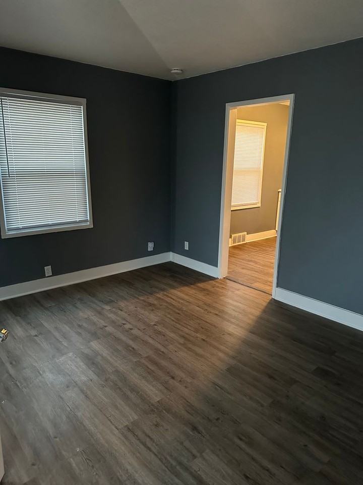 9549 Harrison St - Photo 2 of 8