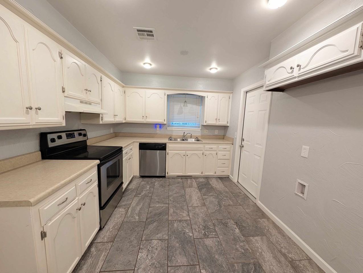 2412 Se 51st St - Photo 4 of 13