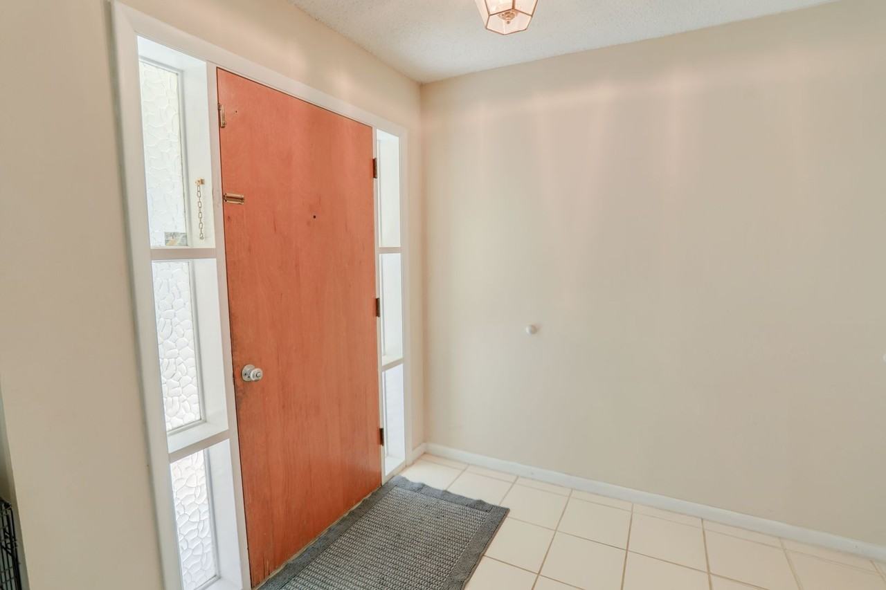 3086 Bluebrook Dr - Photo 3 of 20