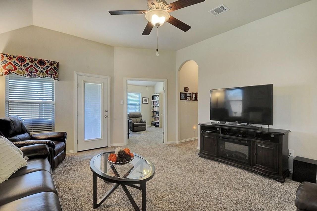 6004 Fremont Dr - Photo 4 of 17