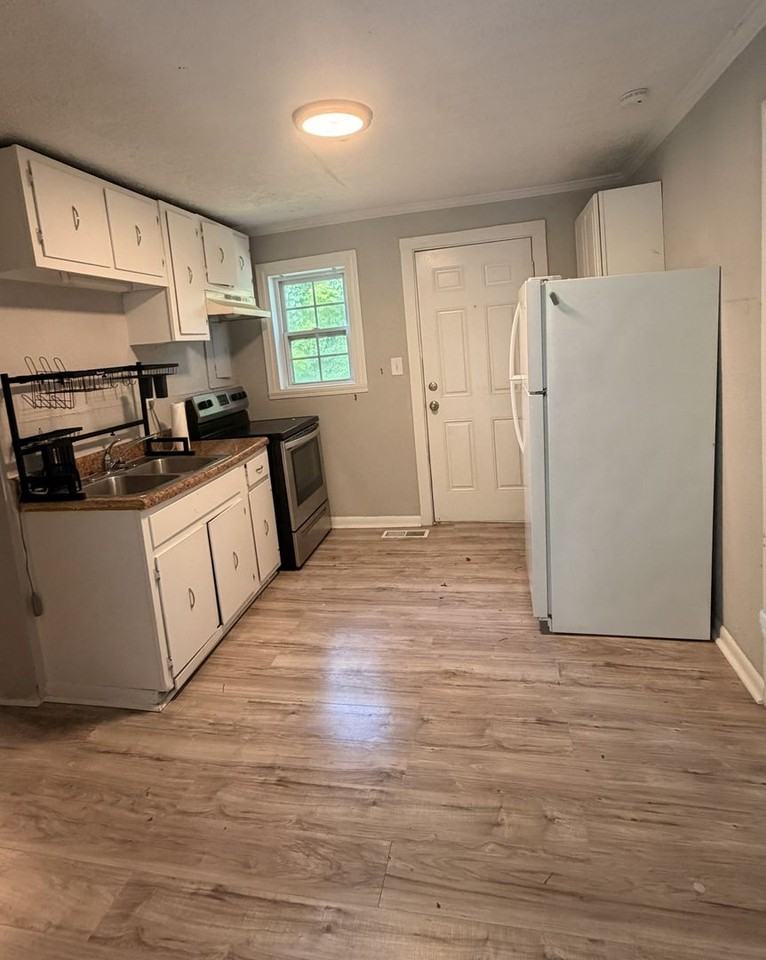 1202 Cline Ave - Photo 4 of 9