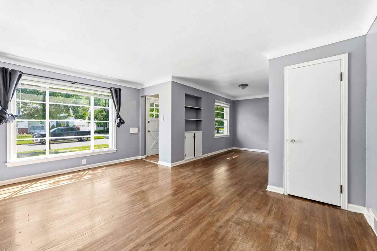 988 Glenside Rd - Photo 3 of 30