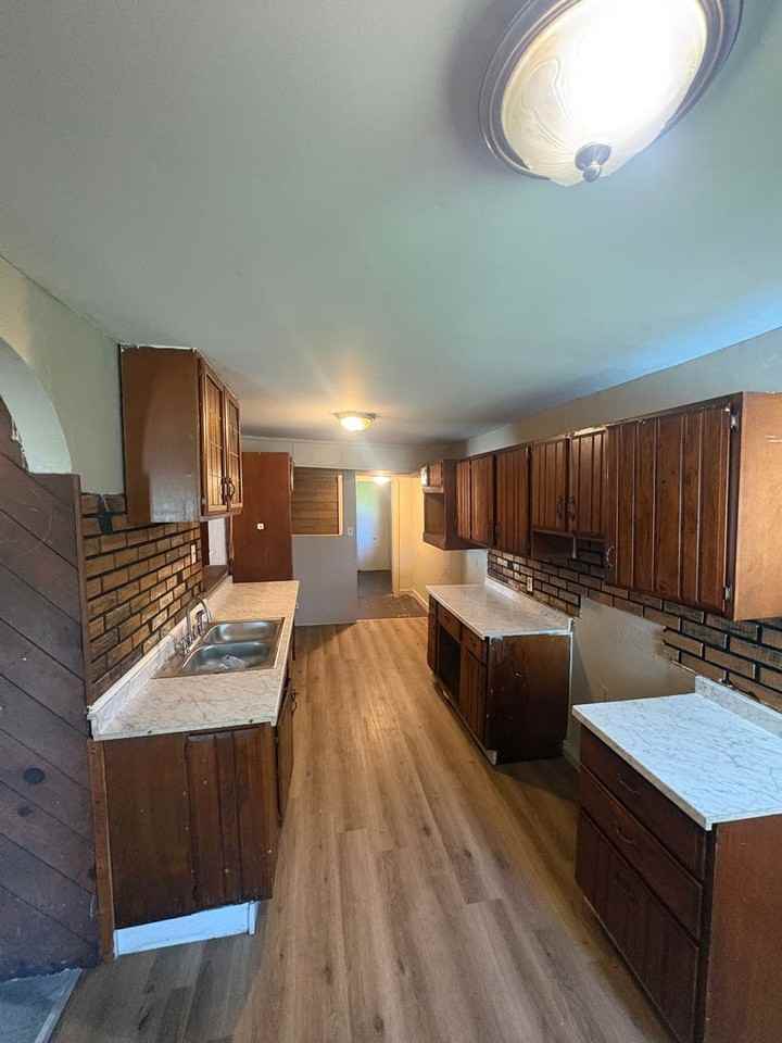 202 Van Buren St - Photo 5 of 15