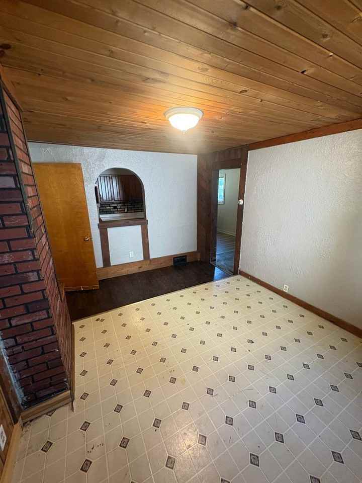 202 Van Buren St - Photo 6 of 15