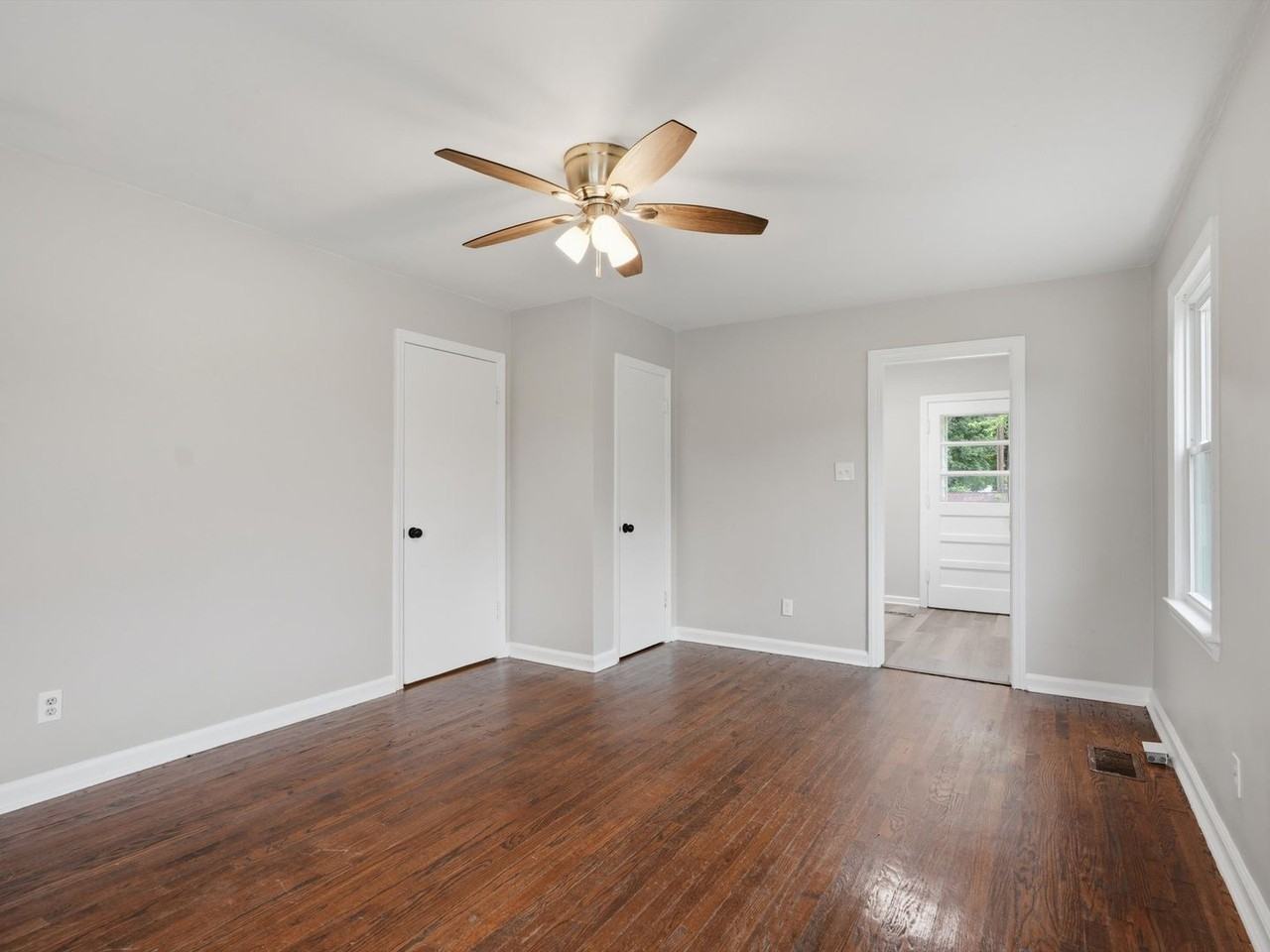 1220 19th Ave Se - Photo 5 of 20