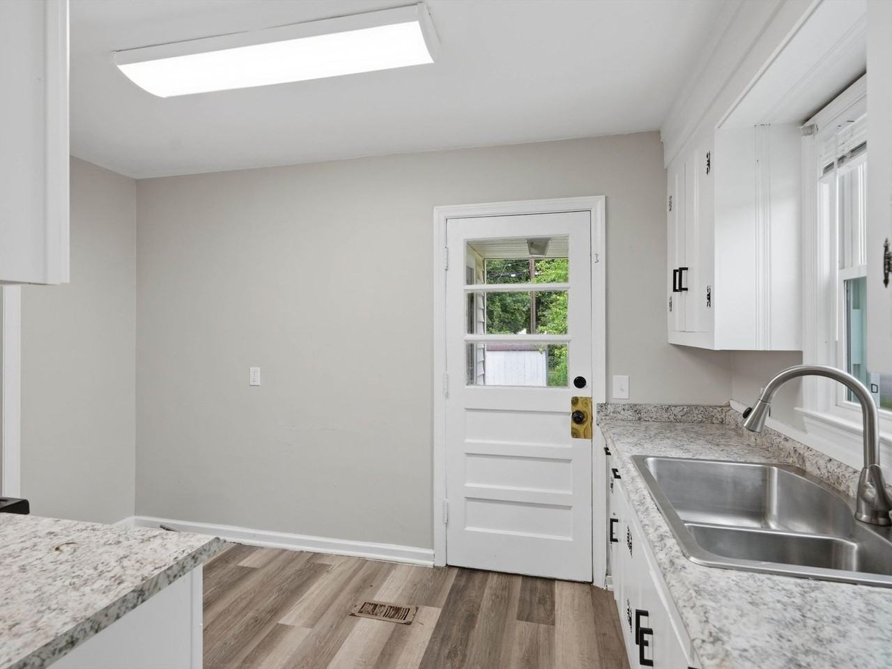 1220 19th Ave Se - Photo 6 of 20