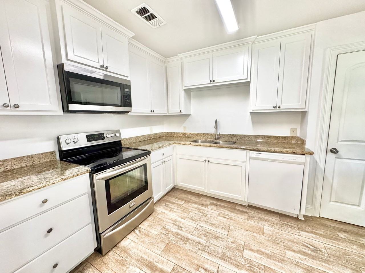 8740 Aubin St - Photo 2 of 17