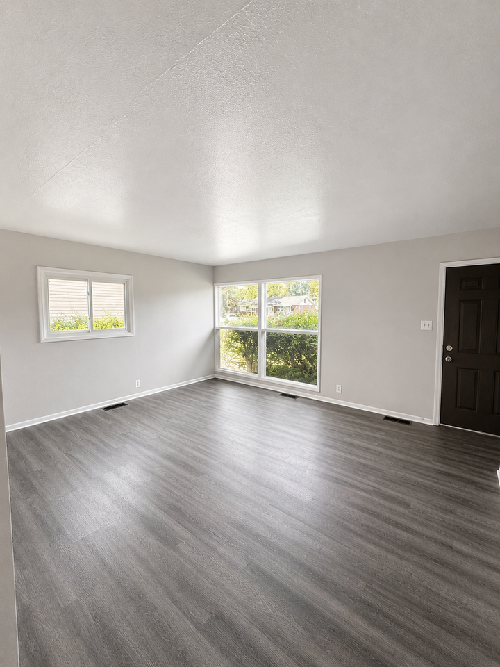 1118 Ebeling Dr - Photo 2 of 8