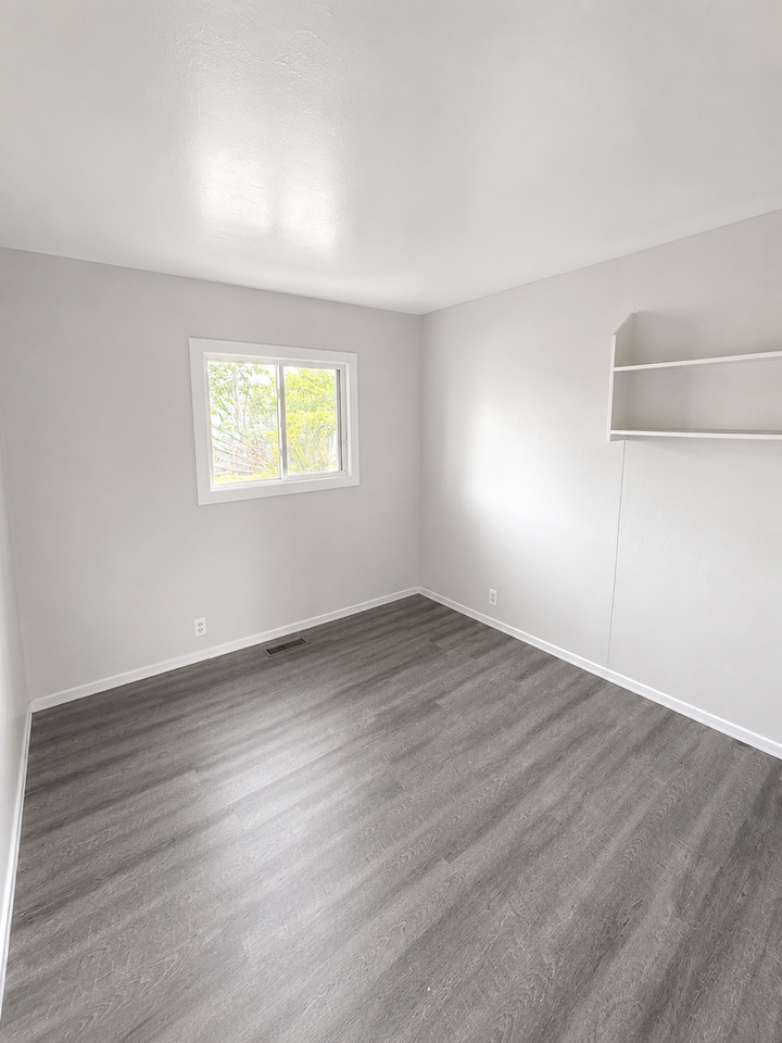 1118 Ebeling Dr - Photo 3 of 8