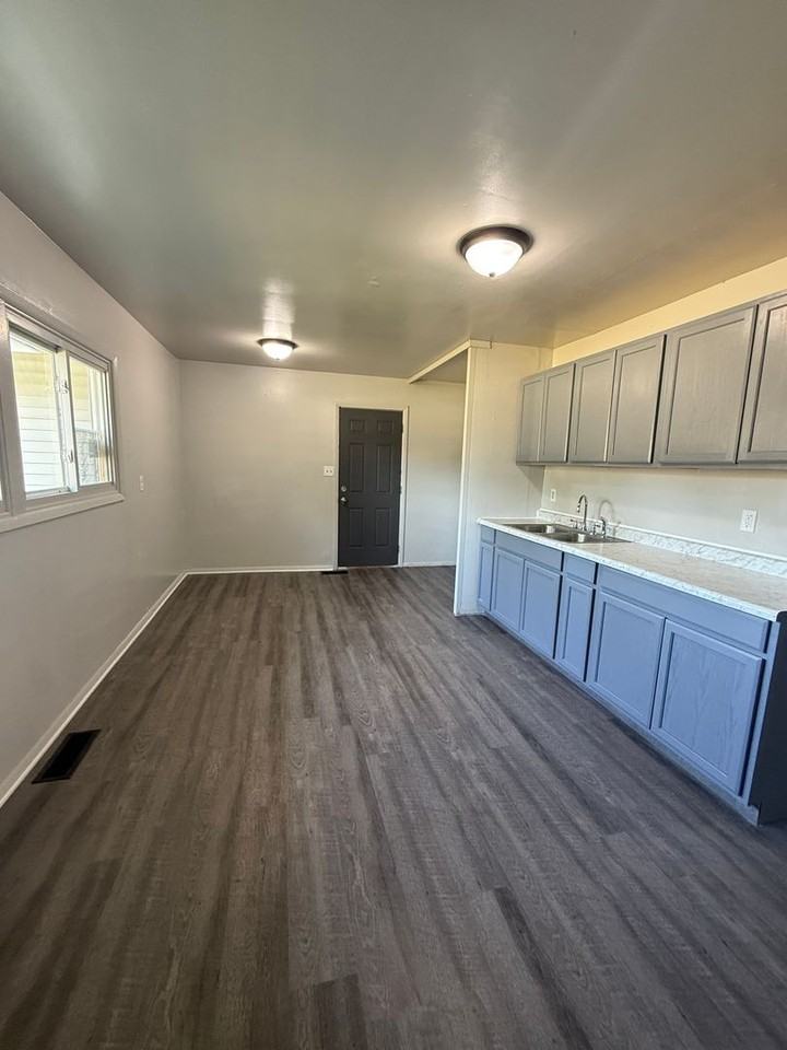 1118 Ebeling Dr - Photo 6 of 8