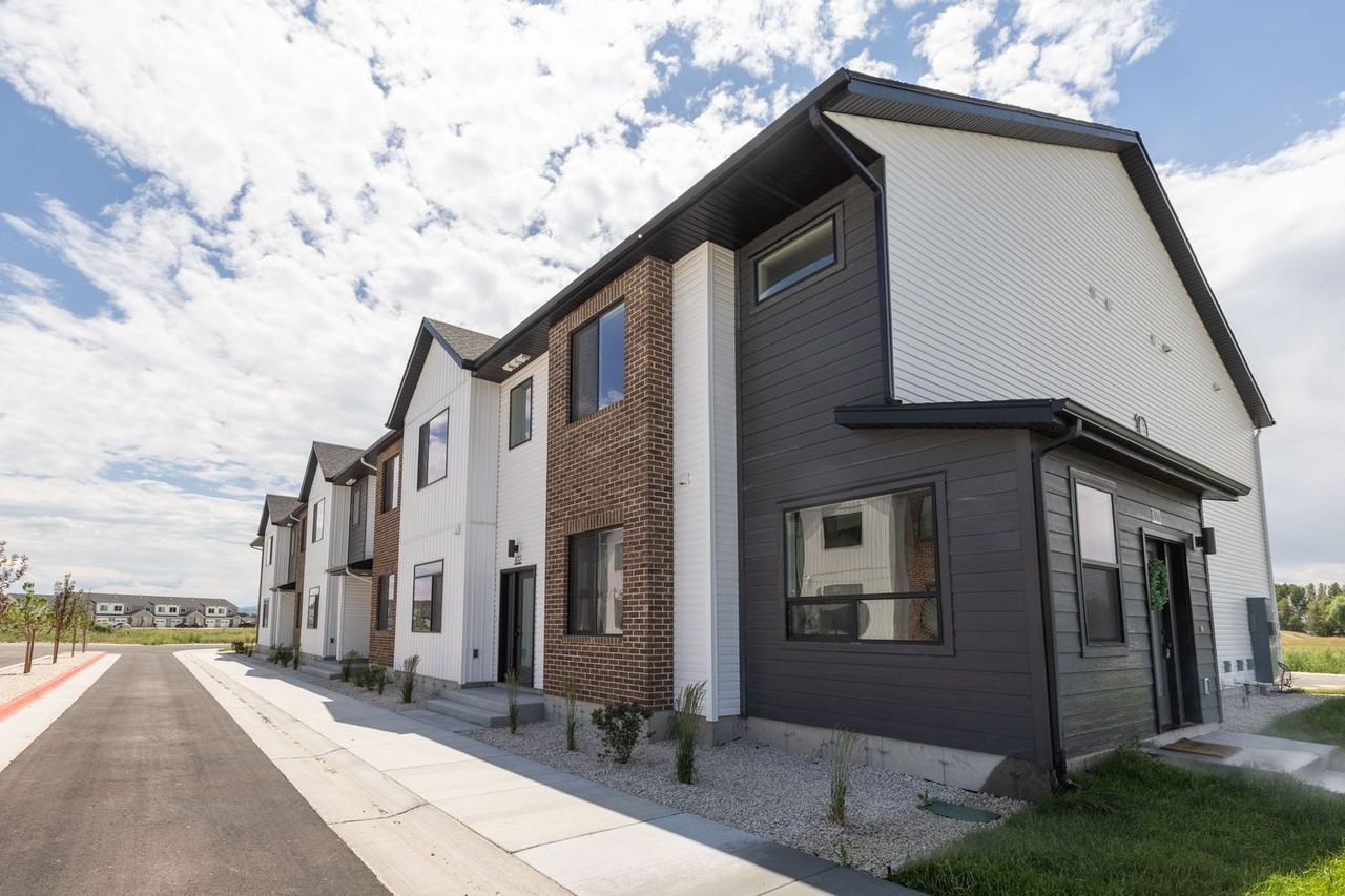 455 S Blue Spruce Ave - Photo 2 of 50