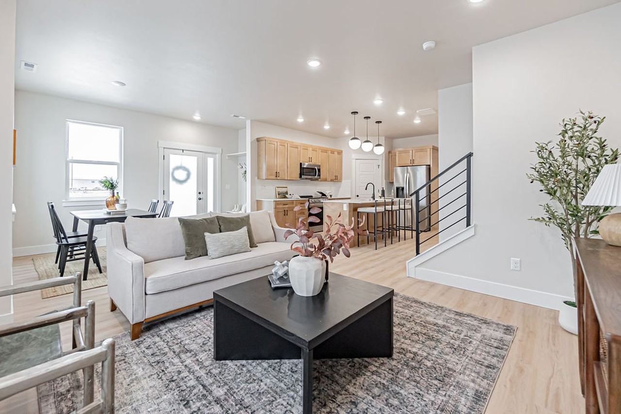 455 S Blue Spruce Ave - Photo 4 of 50