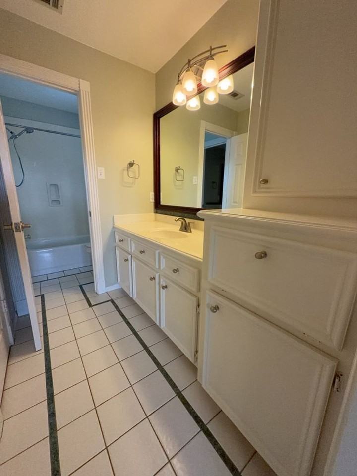 16410 Emilia Ct - Photo 4 of 37