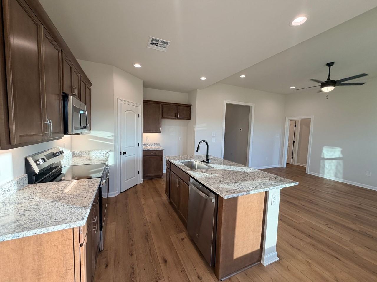 189 Berkshire Pl - Photo 7 of 28