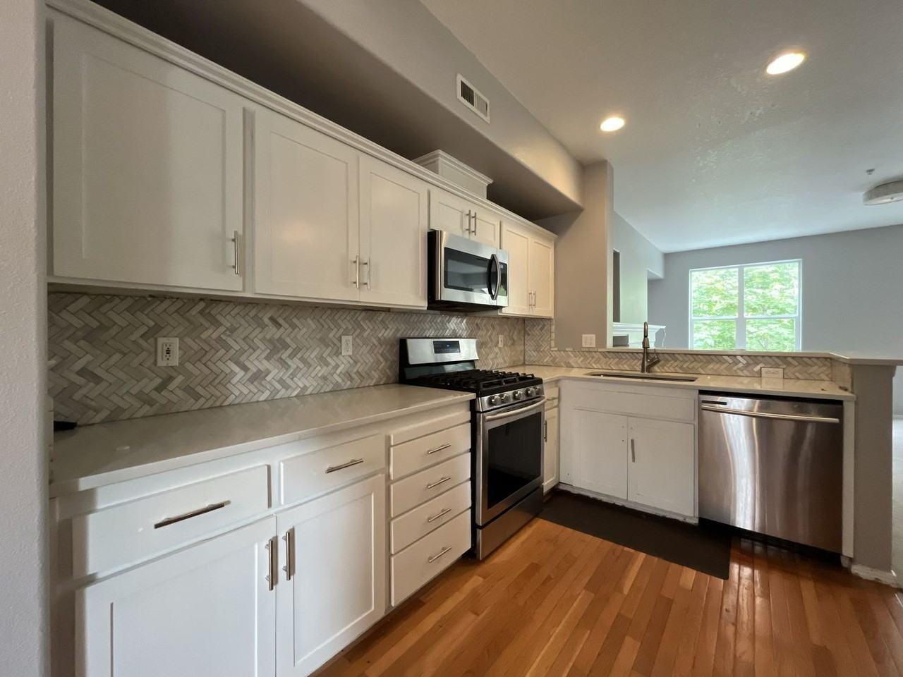 2677 Nw Preston Ct - Photo 6 of 40