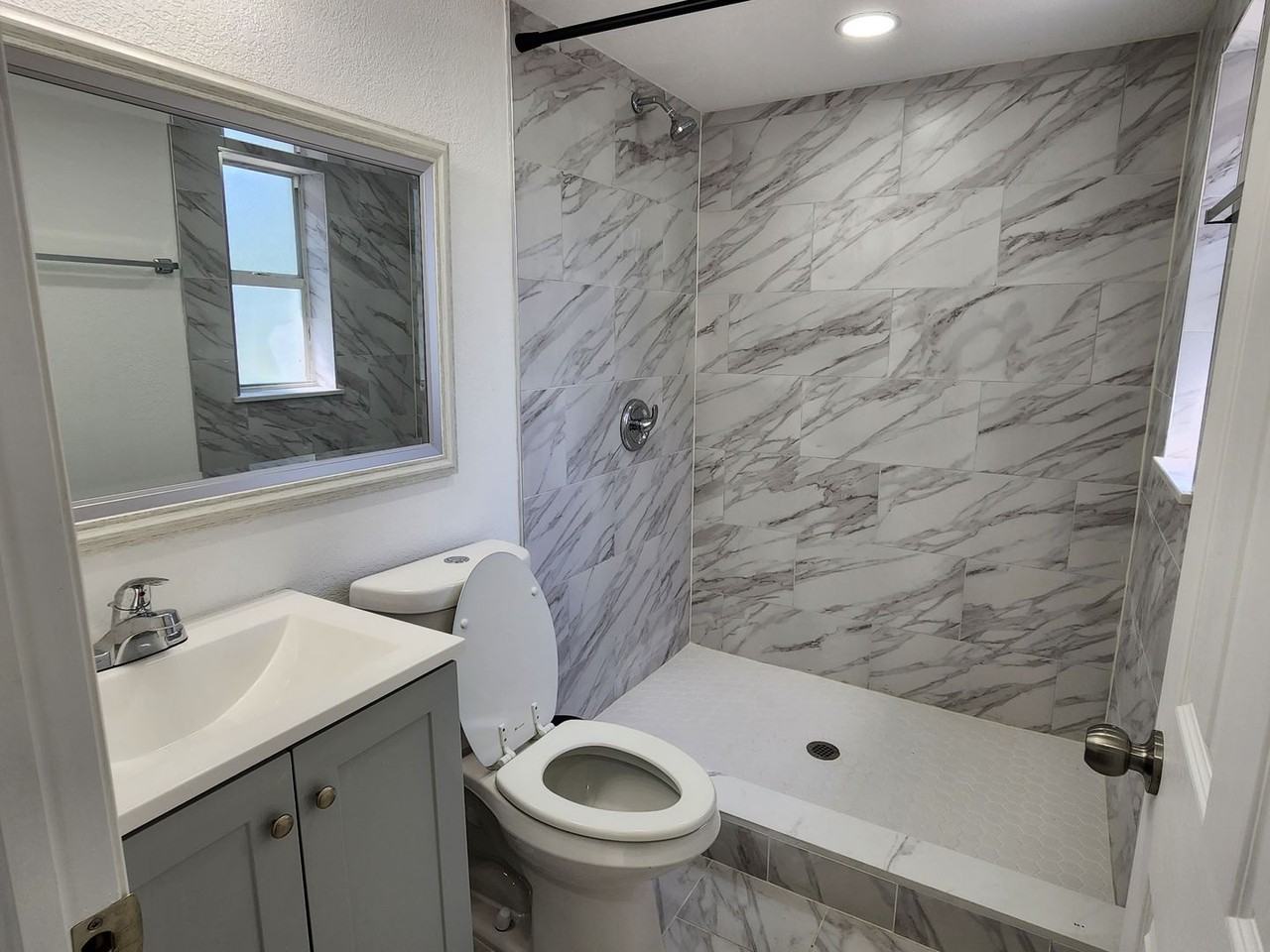 1375 Powers Ave - Photo 4 of 20