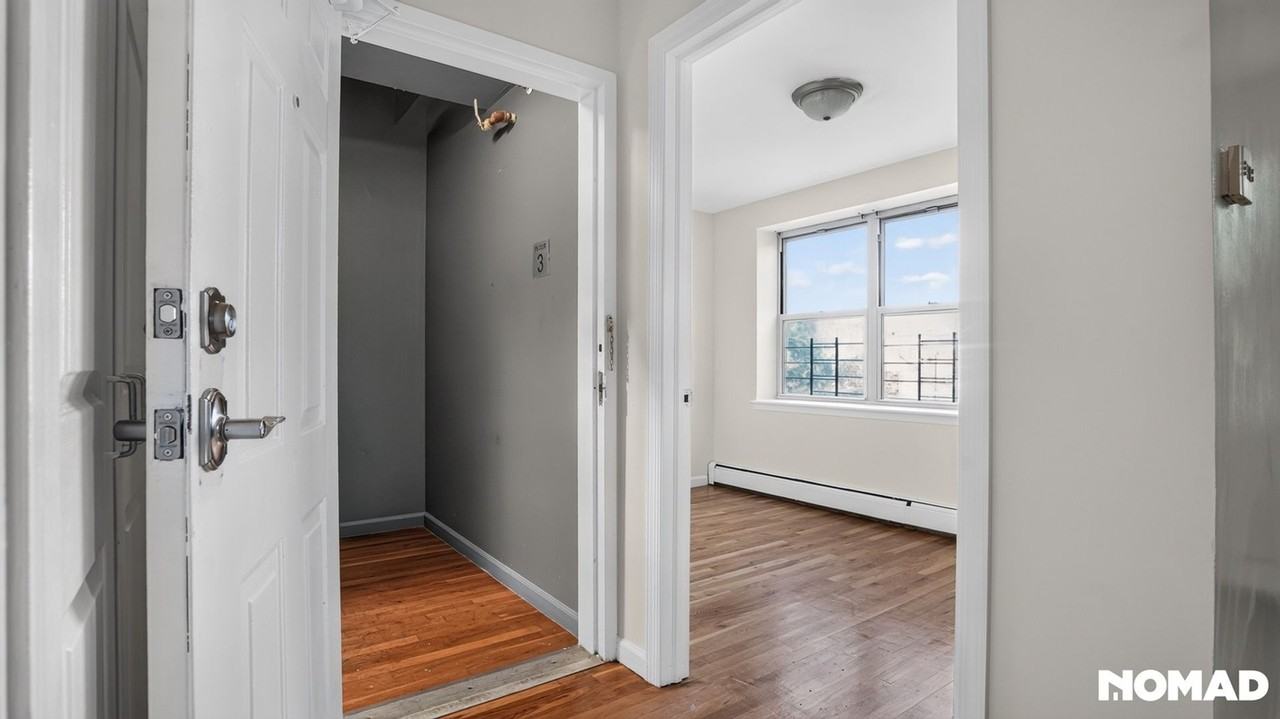 747 Essex St - Photo 3 of 32