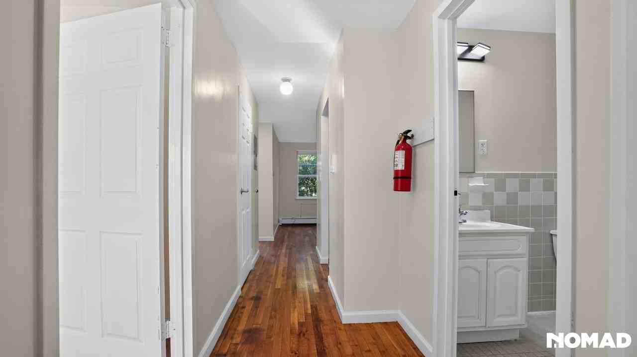 747 Essex St - Photo 6 of 32