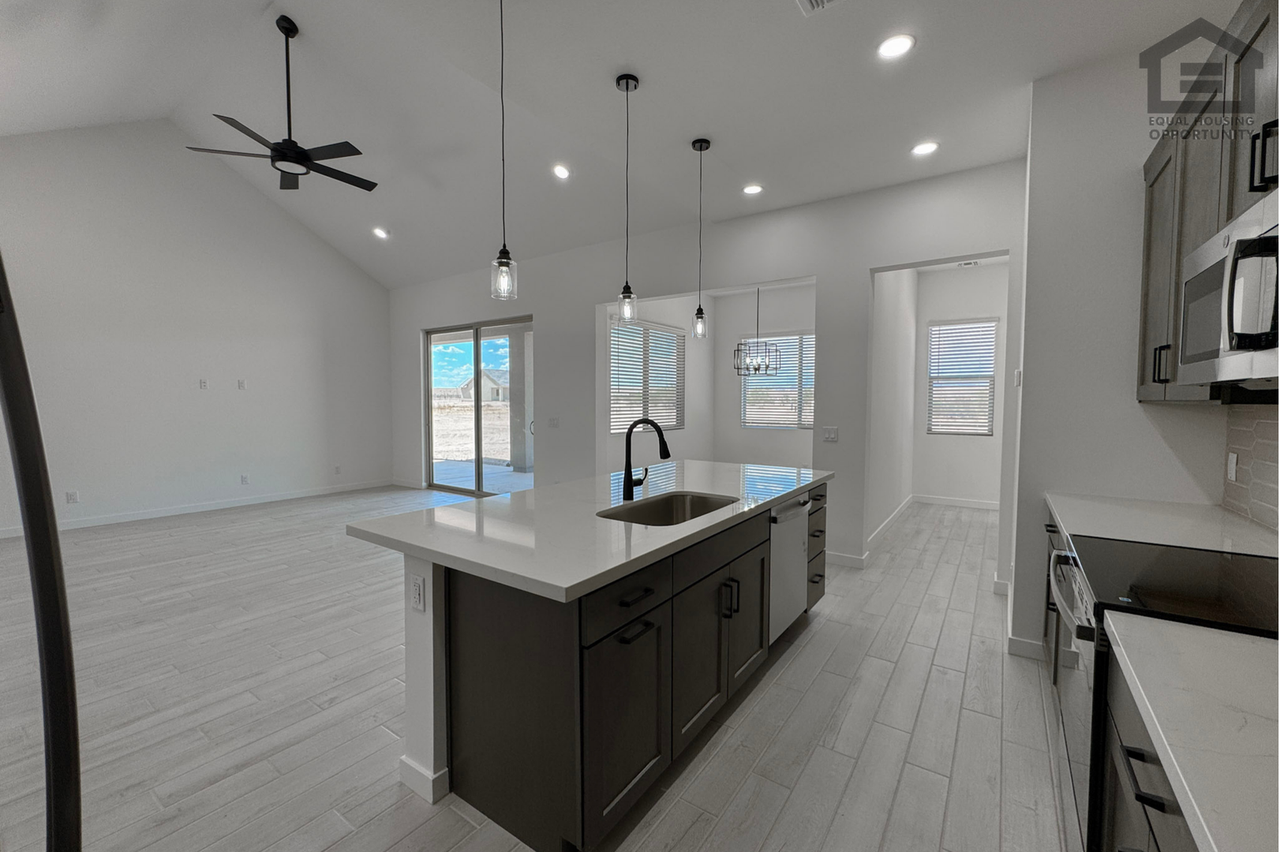 18108 W Morning Vista Ln - Photo 7 of 37