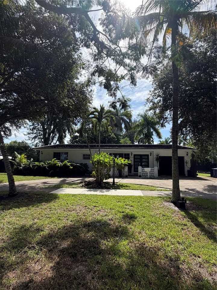 15700 N Miami Ave - Photo 5 of 13