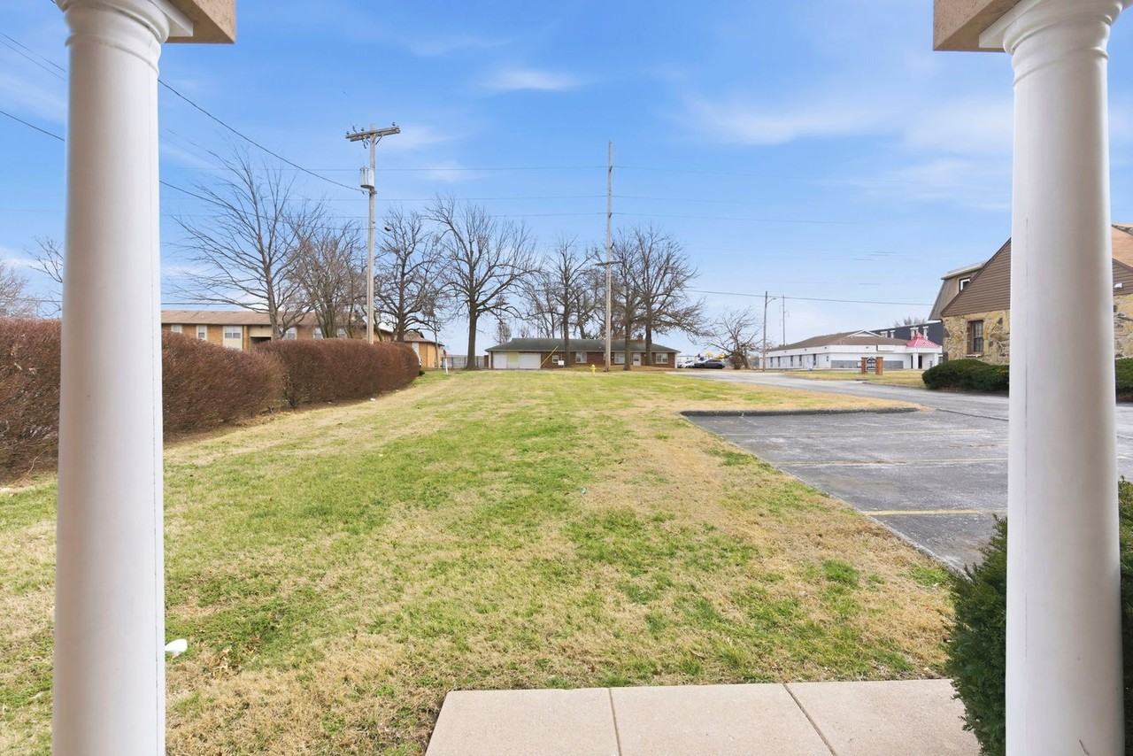 1905 S Ingram Mill Rd - Photo 4 of 25