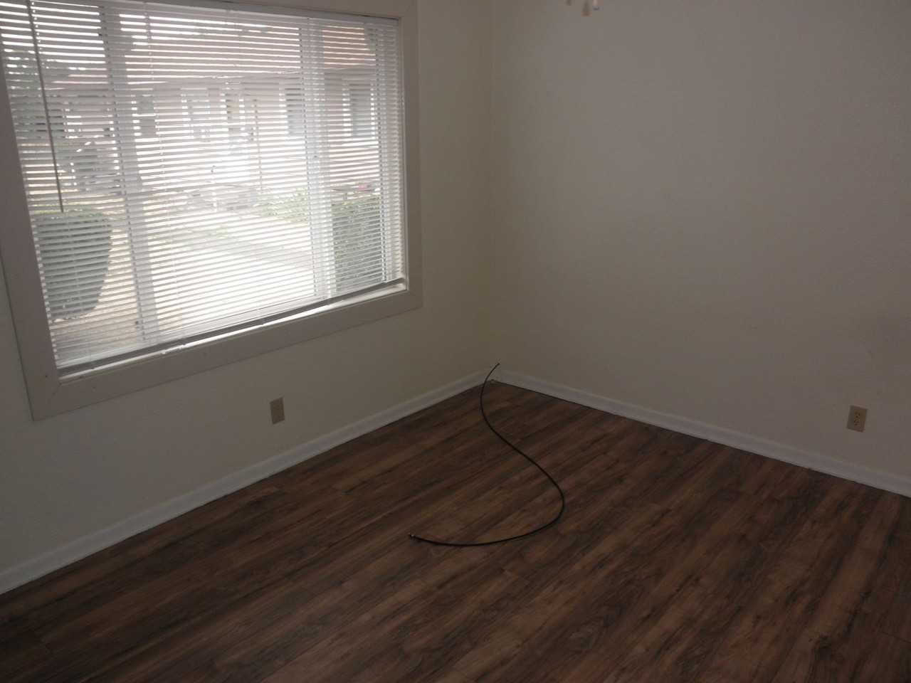 1481 Hines St Se - Photo 4 of 17