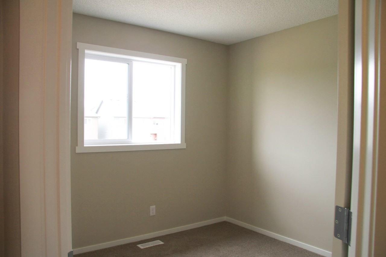 9047 52 St Ne - Photo 4 of 16