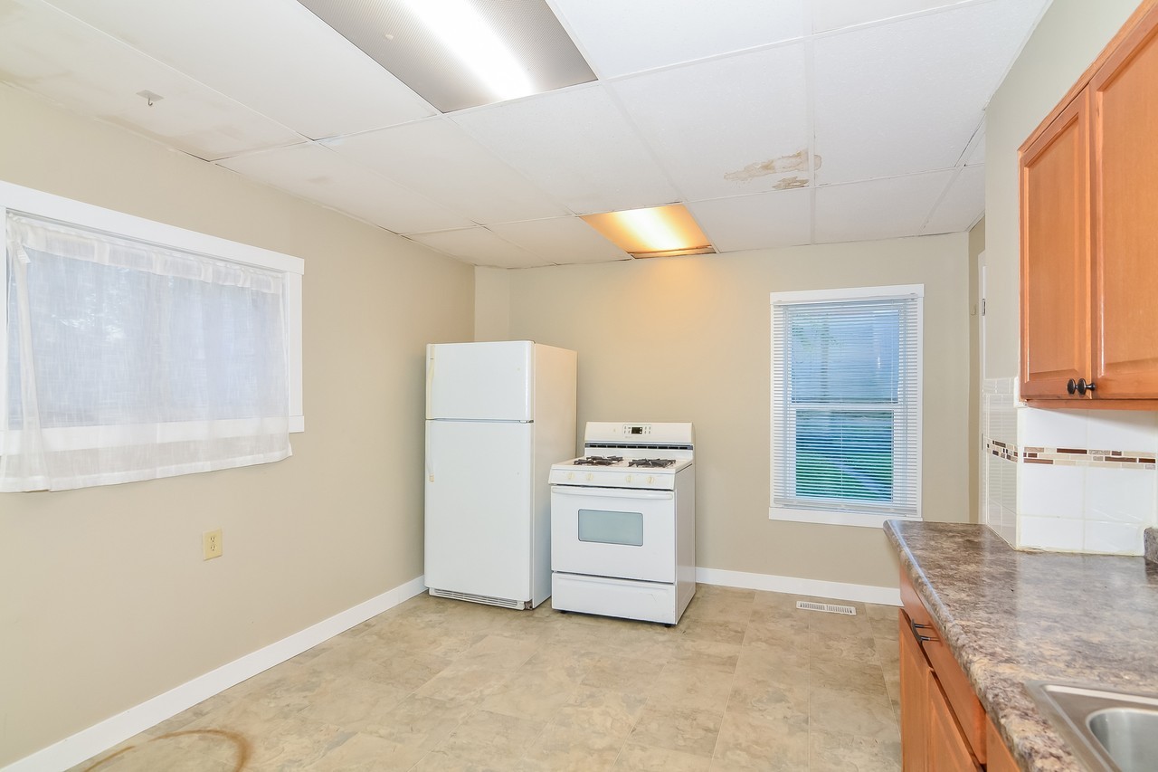 454 Sherburne Ave #1 - Photo 3 of 17