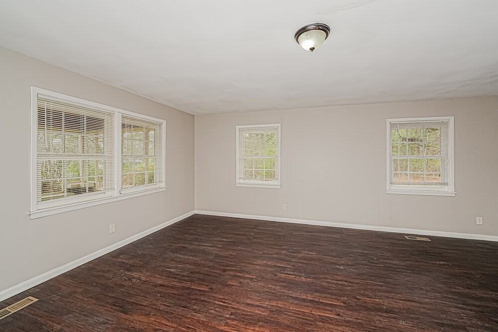 1116 Hayes Rd - Photo 6 of 20