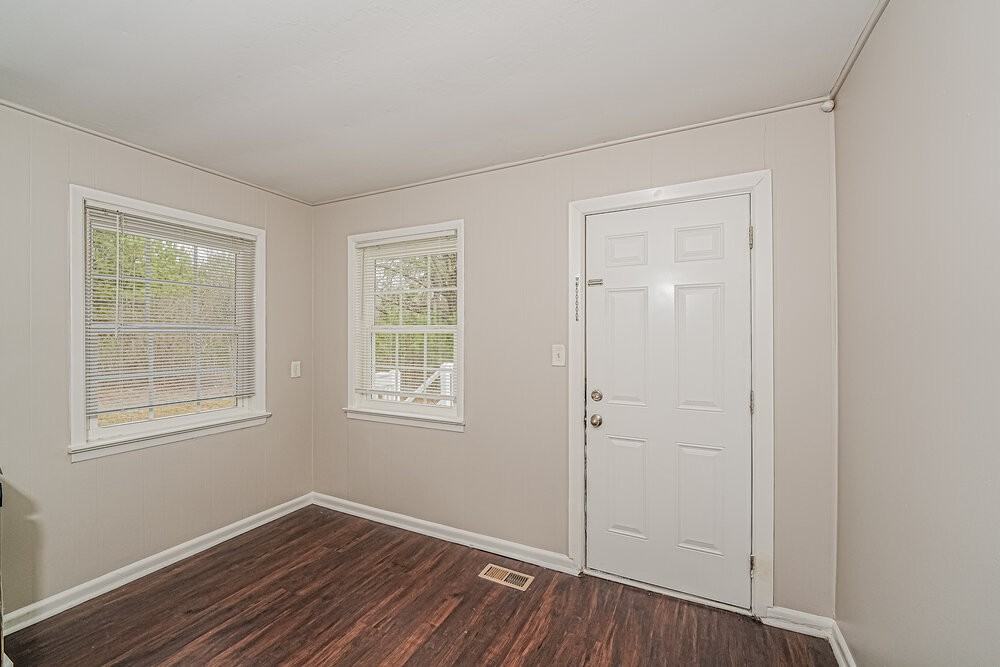 1116 Hayes Rd - Photo 7 of 20