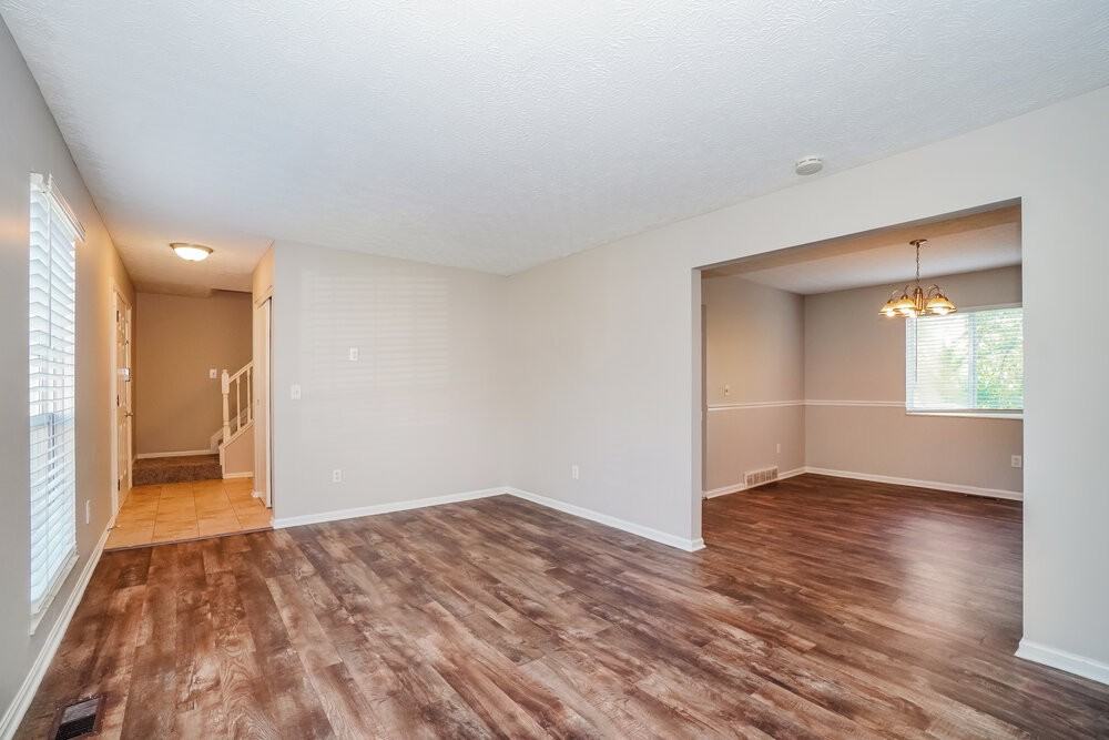593 Bridgewater Ct - Photo 4 of 17