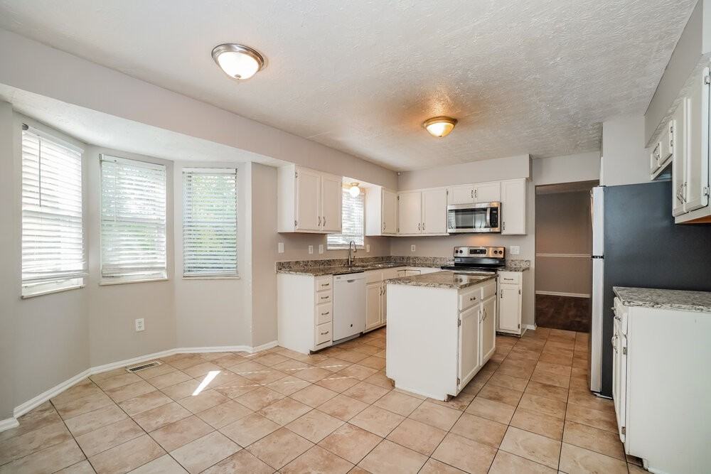 593 Bridgewater Ct - Photo 7 of 17