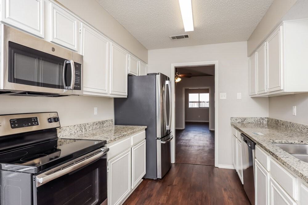 907 Park Place Blvd - Photo 7 of 15