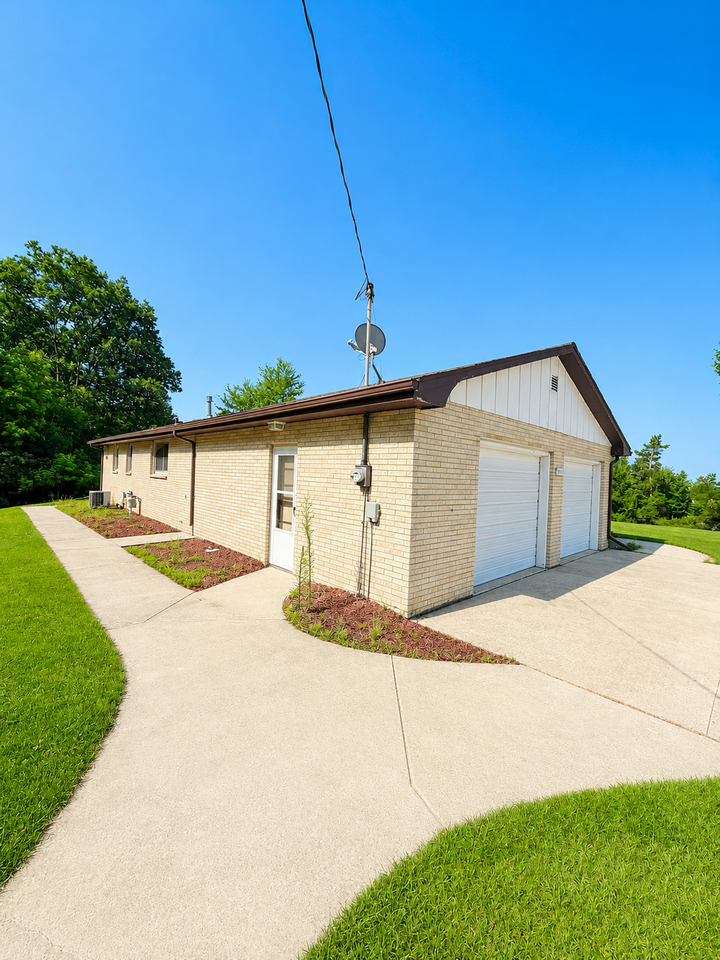 3463 Spring Green Rd #1 - Photo 5 of 31