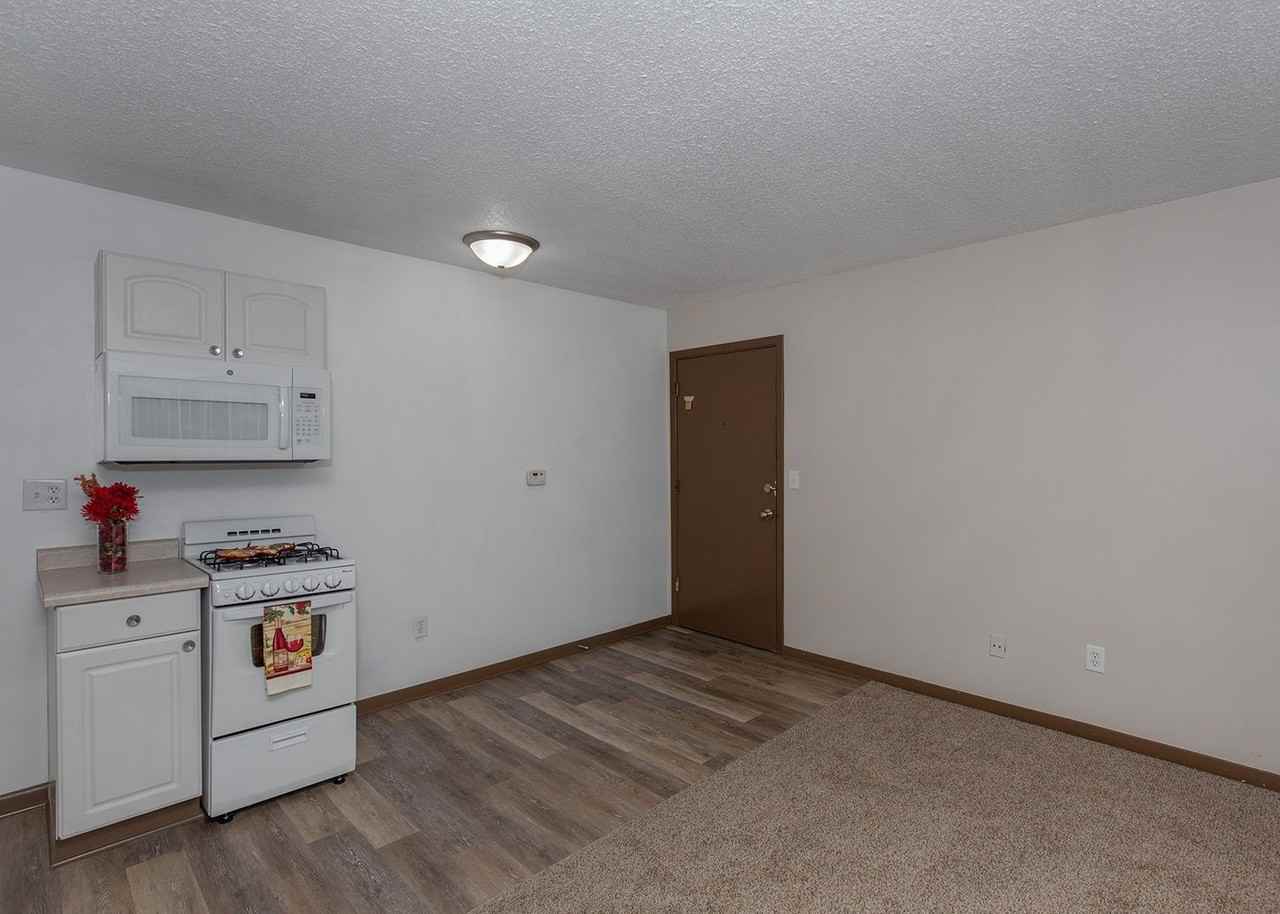 Candlelight Court Apartments - Photo 4 of 30