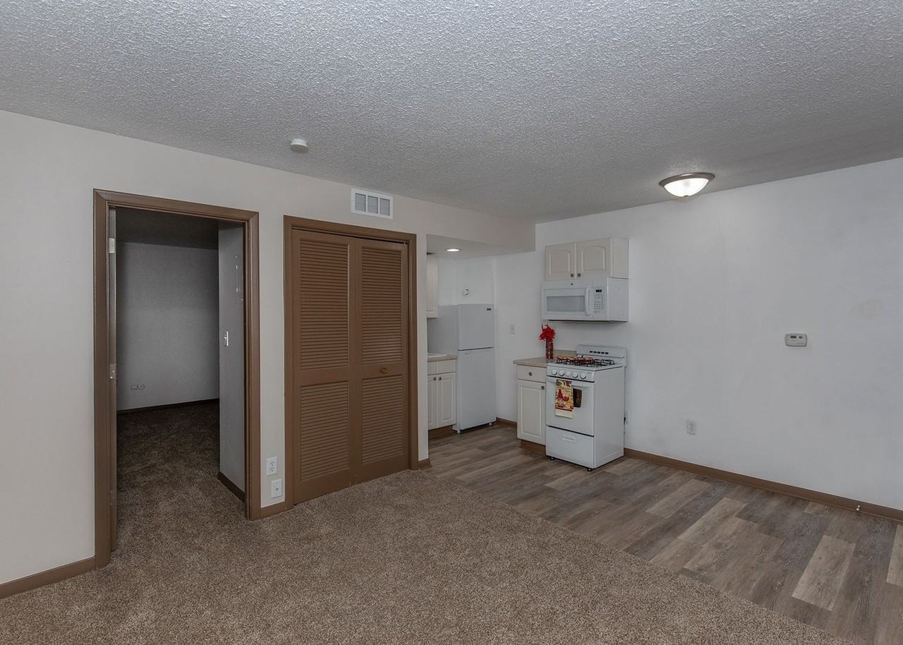 Candlelight Court Apartments - Photo 5 of 30