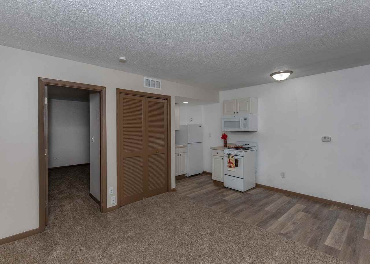 Candlelight Court Apartments - Photo 6 of 30