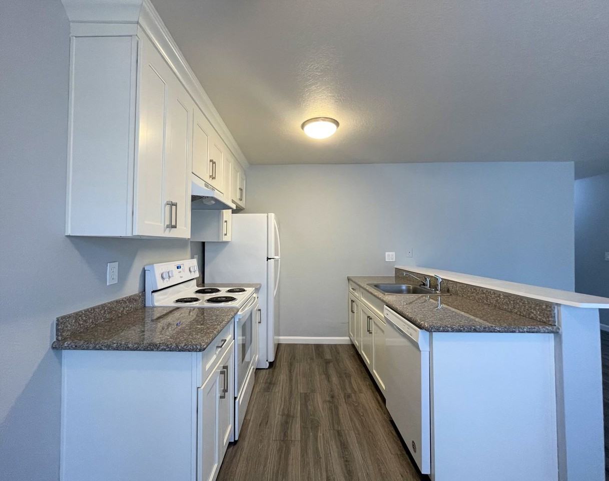 Lincoln Crest Apartments - Photo 4 of 21