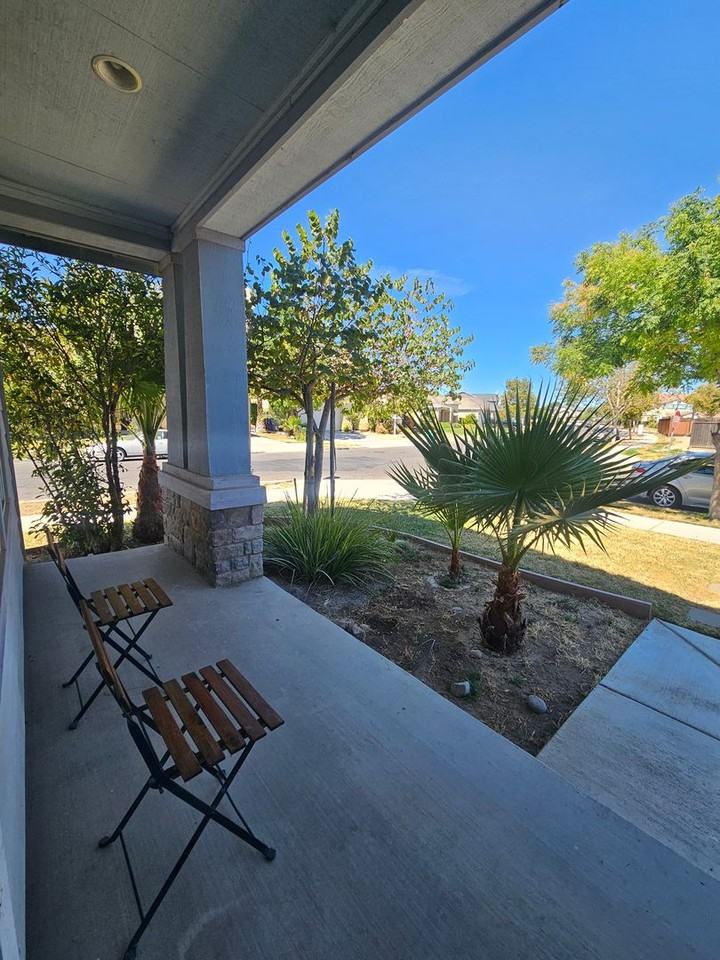 2319 Cool Springs Ct - Photo 2 of 7