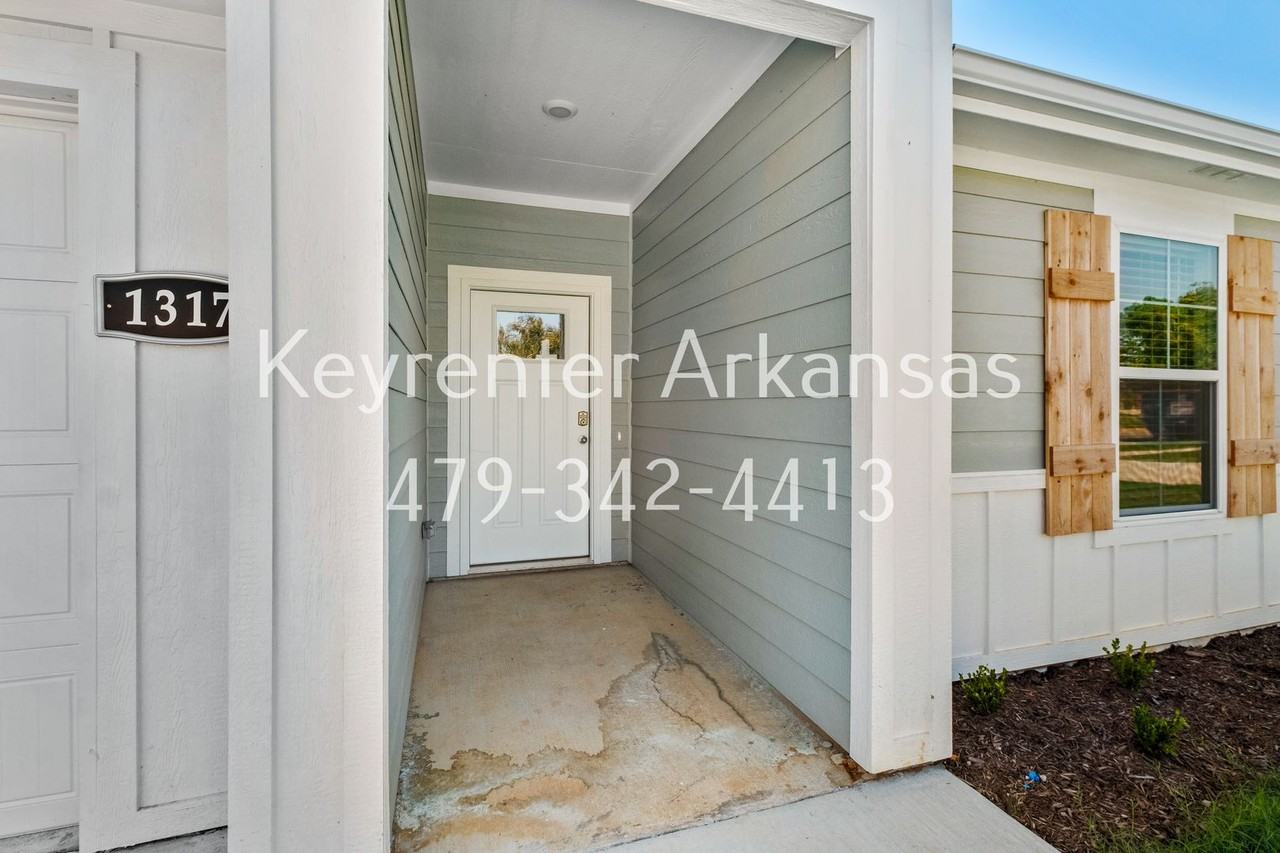 1317 Bates St - Photo 4 of 29