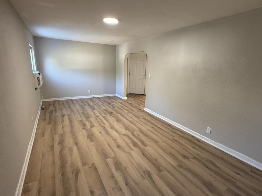 1001 W 9th St - Photo 2 of 7