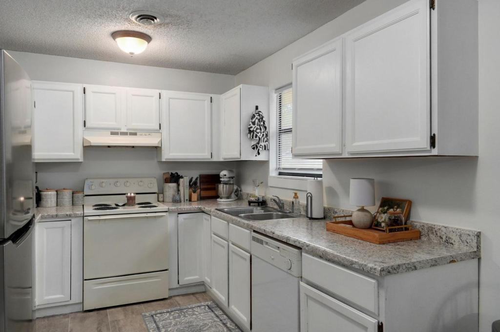 621 W Edgewood St - Photo 7 of 21
