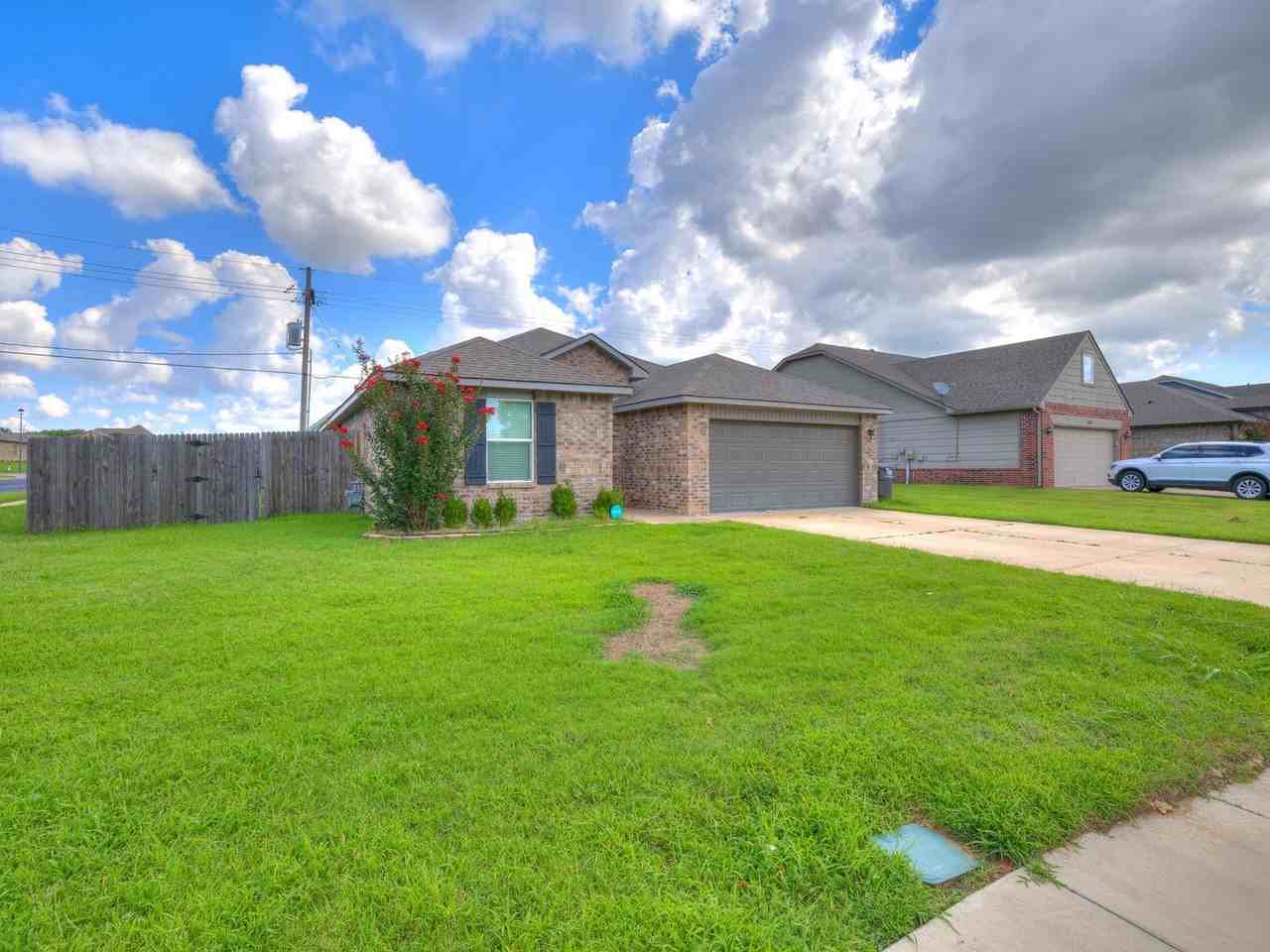 3102 Debbie Ln - Photo 7 of 50