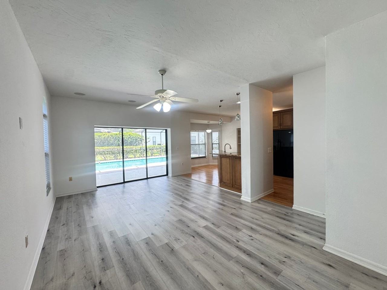 6077 Marella Dr - Photo 4 of 40