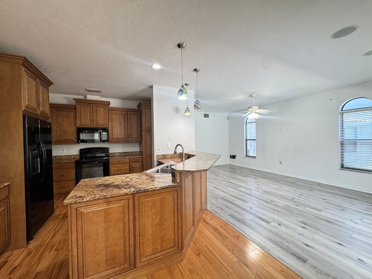 6077 Marella Dr - Photo 7 of 40