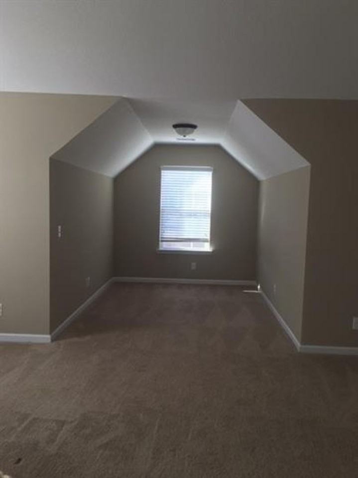 607 Red Oak Ln - Photo 3 of 12