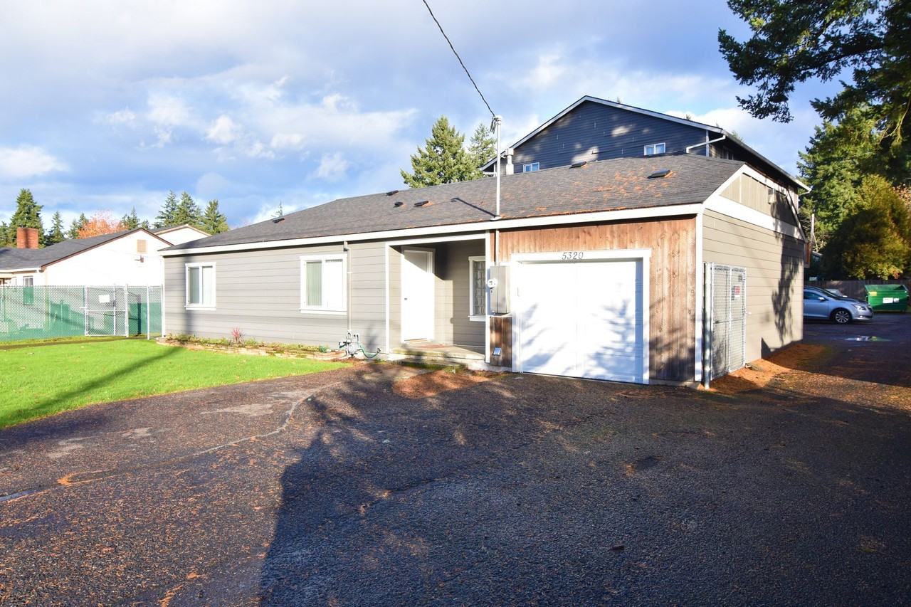 3 bedroom 2 bath House with fenced yard! - Photo 3 of 35
